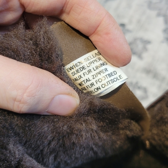 🍁NWOT Lamo Suede Tassled Boots - Picture 6 of 8